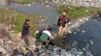 ਪੁਲਿਸ ਲਾਸ਼ ਨੂੰ ਕਬਜ਼ੇ ਵਿਚ ਲੈਂਦੀ ਹੋਈ 