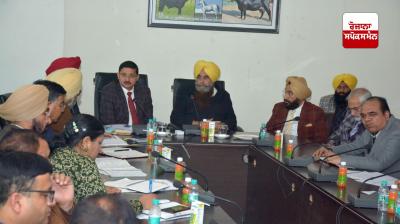 ਗੁਰਮੀਤ ਸਿੰਘ ਖੁੱਡੀਆਂ ਅਧਿਕਾਰੀਆਂ ਨਾਲ ਮੀਟਿੰਗ ਕਰਦੇ ਹੋਏ 