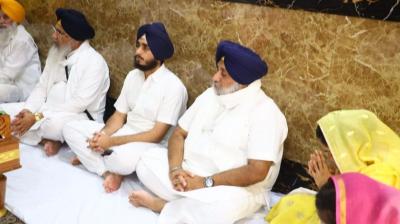 Sukhbir Badal pays obeisance at Darbar Sahib with his family