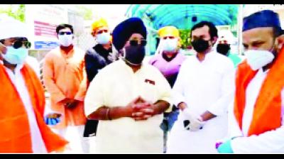 ਗੁਰਦਵਾਰਾ ਬੰਗਲਾ ਸਾਹਿਬ 'ਚ ਨਤਮਸਤਕ ਹੋਣ ਉਪਰੰਤ ਰਾਜਿੰਦਰ ਸਿੰਘ ਤੇ ਜਾਮੀਆ ਮਿਲੀਆ ਯੂਨੀਵਰਸਟੀ ਦੇ ਪ੍ਰੋਫੈਸਰਾਂ ਦੀ ਟੀਮ ਆਦਿ।