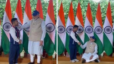 PM Modi sitting on the ground to fulfill Navdeep Singh's wish