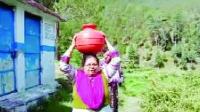 The teacher who rinses water on the head for the children