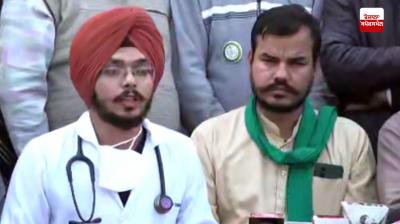  ਖਨੌਰੀ ਬਾਰਡਰ ’ਤੇ ਜਗਜੀਤ ਡੱਲੇਵਾਲ ਦੀ ਦੇਖ ਰੇਖ ਕਰਨ ਵਾਲੇ ਡਾਕਟਰ ਹਰਨੂਰ ਪੱਤਰਕਾਰਾਂ ਨਾਲ ਗੱਲਬਾਤ ਕਰਦੇ ਹੋਏ 