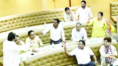 Councilor arguing at a municipal corporation meeting