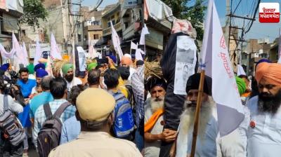 Farmers Protest Ouside Tarun Chugh house