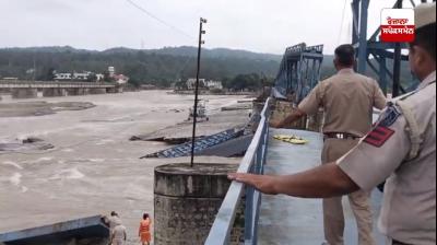 NDRF ਟੀਮ ਅਤੇ ਏਅਰਫੋਰਸ ਦੀ ਹੈਲੀਕਪਟਰ ਦੀ ਮਦਦ ਨਾਲ ਰਾਵੀ ਦਰਿਆ ਦੇ ਗੇਟਾਂ 'ਚ ਫਸੀ ਮ੍ਰਿਤਕ ਵਿਨੋਦ ਦੀ ਲਾਸ਼ ਕੱਢੀ      