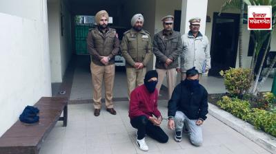 ਪੁਲਿਸ ਅਧਿਕਾਰੀ ਗ੍ਰਿਫ਼ਤਾਰ ਕੀਤੇ ਮੁਲਜ਼ਮਾਂ ਬਾਰੇੇ ਜਾਣਕਾਰੀ ਦਿੰਦੇ ਹੋਏ 