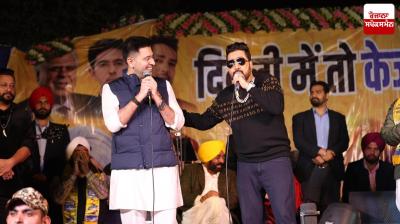 ਚੋਣ ਮੰਚ 'ਤੇ ਗਾਇਕ ਮੀਕਾ ਸਿੰਘ ਅਤੇ ਸੰਸਦ ਮੈਂਬਰ ਰਾਘਵ ਚੱਢਾ ਨੇ ਮਿਲਾਏ ਸੁਰ