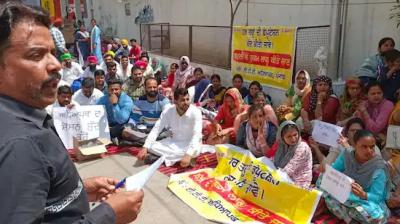 Teachers protest in front of Education Minister's residence