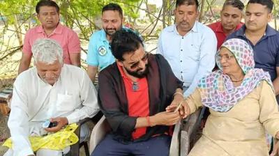 Giving money to Jaihind soldier's parents