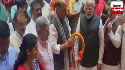 Defence Minister honours PM Modi at NDA Parliamentary Party meeting