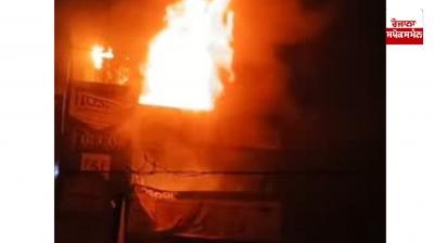 Fierce fire broke out at two places in Ambala: Goods worth lakhs were burnt to ashes in the crockery shop.