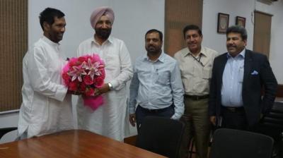 Sukhjinder Singh Randhawa calls on Union Ministers Tomar & Paswan
