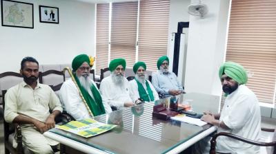  ਕਿਸਾਨ ਯੂਨੀਅਨ ਅਤੇ ਮਜ਼ਦੂਰ ਯੂਨੀਅਨ ਦੇ ਨੁਮਾਇੰਦੇ ਚੇਅਰਮੈਨ ਹਰਚੰਦ ਸਿੰਘ ਬਰਸਟ ਨਾਲ ਮੁਲਾਕਾਤ ਕਰਦੇ ਹੋਏ 