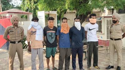 ਫੜੇ ਗਏ ਆਰੋਪੀਆਂ ਬਾਰੇ ਪੁਲਿਸ ਮੁਲਾਜ਼ਮਾਂ ਜਾਣਕਾਰੀ ਦਿੰਦੇ ਹੋਏ 