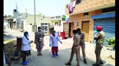 ਸਿਹਤ ਵਿਭਾਗ ਦੀ ਟੀਮ ਪਿੰਡ ਮਿਲਖ 'ਚ ਜਾਂਚ ਦੌਰਾਨ।