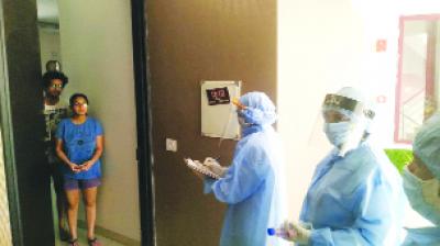 ਢਕੋਲੀ ਦੀ ਗੋਲਡਨ ਸੈਂਡ ਸੁਸਾਇਟੀ 'ਚ ਸਰਵੇ ਕਰਦੀ ਸਿਹਤ ਵਿਭਾਗ ਦੀ ਟੀਮ। (ਦਿਨੇਸ਼)