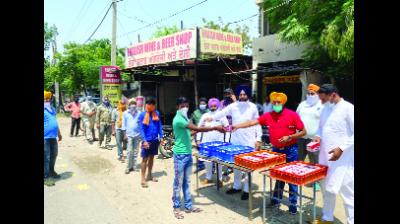 ਡੇਰਾਬੱਸੀ ਦਾਰੂ ਦੇ ਠੇਕੇ ਦੇ ਅੱਗੇ ਦੁਧ ਅਤੇ ਬਰੈੱਡਾਂ ਦਾ ਲੰਗਰ ਲਗਾਉਂਦੇ ਹੋਏ ਯੂਥ ਅਕਾਲੀ ਦਲ ਦੇ ਆਗੂ।