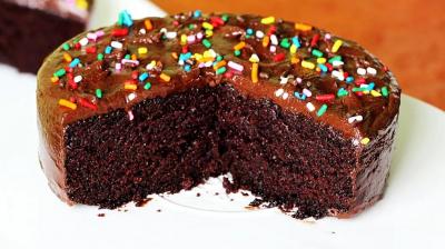 Make and eat chocolate cake for children at home
