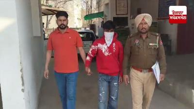 ਮੁਲਜ਼ਮ ਨੂੰ ਕਾਬੂ ਕਰਕੇ ਲਿਜਾਂਦੇ ਹੋਏ ਪੁਲਿਸ ਅਧਿਕਾਰੀ 