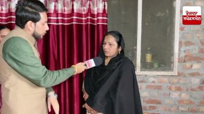 ਮਾਂ ਆਸ਼ਾ ਰਾਣੀ ਪੱਤਰਕਾਰਾਂ ਨੂੰ ਜਾਣਕਾਰੀ ਦਿੰਦੀ ਹੋਈ 