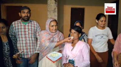 ਪਿੰਡ ਵਾਸੀ ਨਵੀਂ ਸਰਪੰਚ ਦਾ ਮੂੰਹ ਮਿੱਠਾ ਕਰਵਾਉਂਦੇ ਹੋਏ 