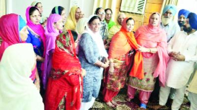 Akali leader Kartar Kaur giving Siropa to the party workers