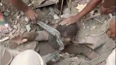 ਮਲਬੇ ਹੇਠ ਦੱਬੇ ਲੜਕੇ ਨੂੰ ਕੱਢਦੇ ਹੋਏ ਬਚਾਅ ਕਾਰਜ ਟੀਮ