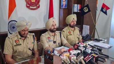 ਪੁਲਿਸ ਅਧਿਕਾਰੀ ਪੱਤਰਕਾਰਾਂ ਨੂੰ ਜਾਣਕਾਰੀ ਦਿੰਦੇ 