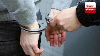 People caught the person who snatched the mobile phone from the student and ran away and handed it over to the police.