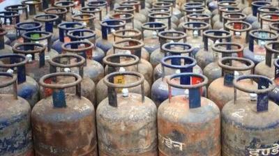Oil companies reduce price of 19 kg commercial cylinder