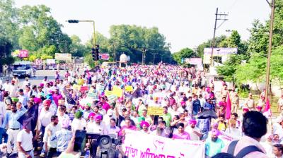 Thousands of teachers protest in  the Chief Minister's residence