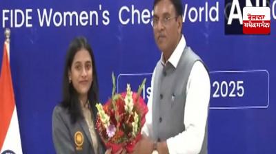 Union Sports Minister Mansukh Mandaviya honours Divya Deshmukh