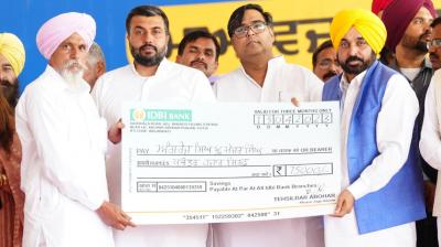 CM Bhagwant Mann hand over compensation cheques to Farmers at Abohar 