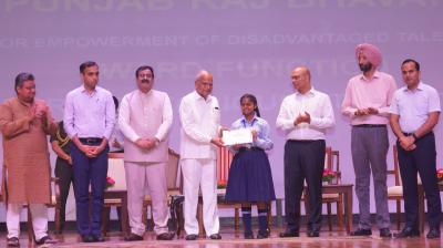 ਗਵਰਨਰ ਬਨਵਾਰੀ ਲਾਲ ਪੁਰੋਹਿਤ ਵਿਦਿਆਰਥੀਆਂ ਨੂੰ ਸਨਮਾਨਿਤ ਕਰਦੇ ਹੋਏ 