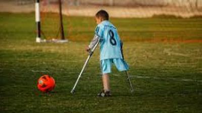 This child studying in fourth plays football with one leg, will get courage by watching video