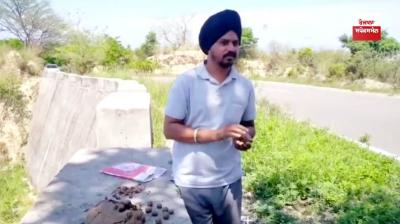 These young men are preparing seed beads in Nurpur Bedi.