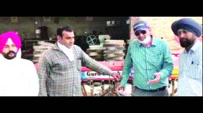 ਝੋਨਾ ਬੀਜ਼ਣ ਵਾਲੀ ਮਸ਼ੀਨ ਦਾ ਨਿਰੀਖਣ ਕਰਦੇ ਹੋਏ ਵਿਭਾਗ ਦੇ ਅਧਿਕਾਰੀ ਤੇ ਹੋਰ। ਸੰਜੂ