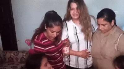 ਪੁਲਿਸ ਅਮਰੀਕੀ ਮਹਿਲਾ ਨੂੰ ਲਿਜਾਂਦੀ ਹੋਈ 