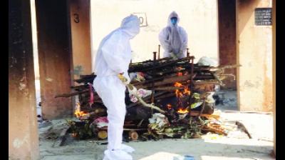 ਰਾਜਪੁਰਾ ਵਿਖੇ ਕਮਲੇਸ਼ ਰਾਣੀ ਦਾ ਅੰਤਮ ਸੰਸਕਾਰ ਕਰਦੇ ਹੋਏ ਅਧਿਕਾਰੀ।