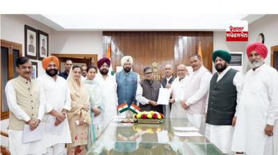 ਭਾਜਪਾ ਆਗੂ ਰਾਜਪਾਲ ਨਾਲ ਮੁਲਾਕਾਤ ਕਰਦੇ ਹੋਏ 