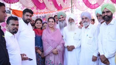 ਕਾਂਗਰਸ ਦੀ ਉਮੀਦਵਾਰ ਅੰਮ੍ਰਿਤਾ ਵੜਿੰਗ ਗਿੱਦੜਬਾਹਾ ਵਿਚ  ਚੋਣ ਪ੍ਰਚਾਰ ਦੌਰਾਨ 