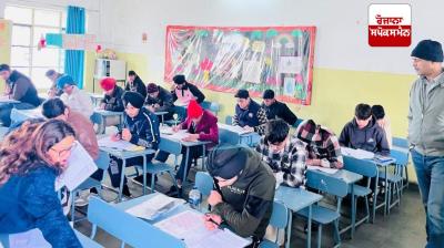 ਨੌਜਵਾਨ ਪ੍ਰੀਖਿਆ ਦਿੰਦੇ ਹੋਏ 