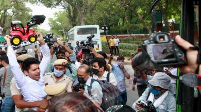 IYC protest outside house of Union Minister Hardeep singh Puri in Delhi
