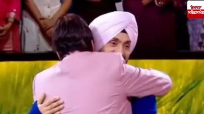 Diljit Dosanjh touches Amitabh Bachchan's feet Diljit Dosanjh touches Amitabh Bachchan's feet