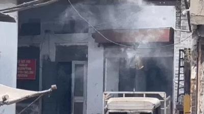 ਬਰਫ ਫੈਕਟਰੀ ’ਚ ਨਿਕਲਦਾ ਹੋਇਆ ਧੂੰਆਂ 