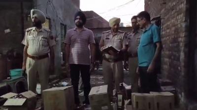  ਐਕਸਾਈਜ਼ ਵਿਭਾਗ ਤੇ ਪੁਲਿਸ ਛਾਪੇਮਾਰੀ ਕਰਦੀ ਹੋਈ 