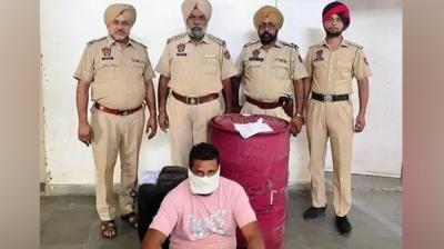 ਫੜੇ ਗਏ ਮੁਲਜ਼ਮ ਬਾਰੇ ਪੁਲਿਸ ਜਾਣਕਾਰੀ ਦਿੰਦੀ ਹੋਈ 