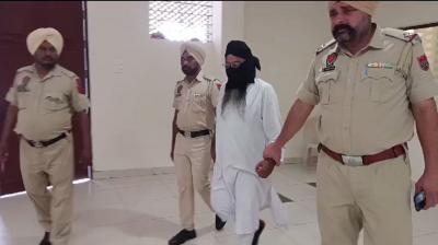 ਪੁਲਿਸ ਮੁਲਜ਼ਮ ਫੜ ਕੇ ਲਿਜਾਂਦੀ ਹੋਈ 