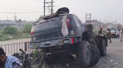 In the early morning, there was a terrible collision between the vehicle of army soldiers and a truck